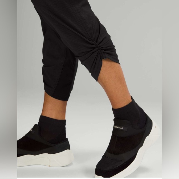 🍋 LULULEMON Dance Studio Mid-Rise Crop 25"
Black Size 4 - Picture 4 of 7